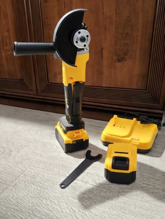 Акумуляторна болгарка 125 мм з 2 акумуляторами в кейсі