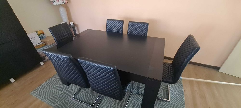 Conjunto mesa de jantar com seis cadeiras
