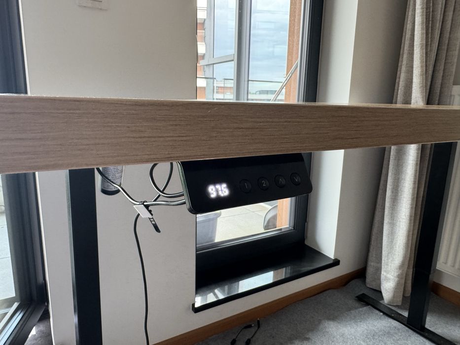 Sprzedam 2 biurka 160x80 z elektryczną regulacją wysokości.