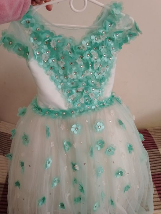 Продам платье на 6-8л.