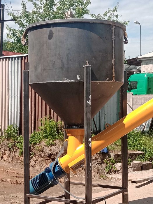 silos na cement poj. 50 t z podajnikiem ślimakowym 12 m