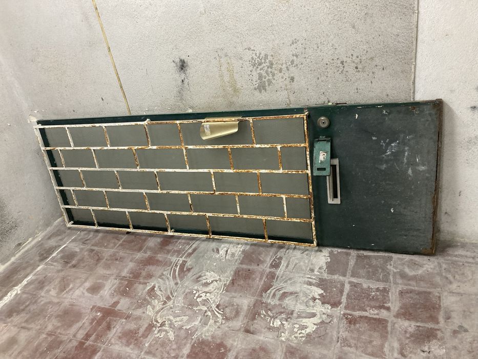 Porta de rua em ferro com fechadura e grade protecao