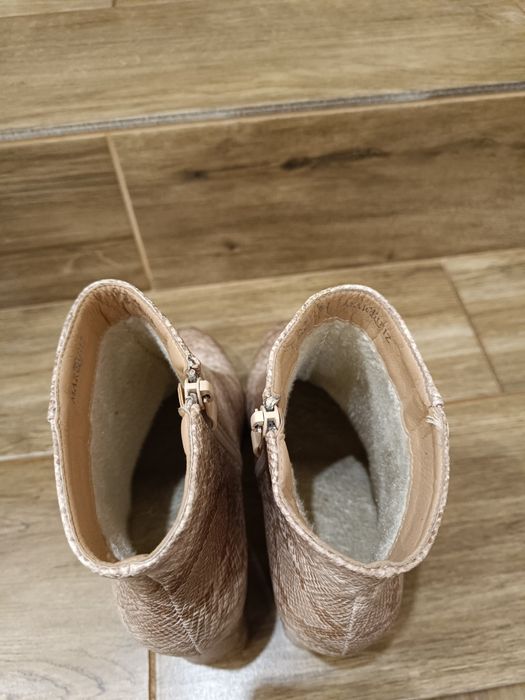 Botki na słupku wzór skóra węża