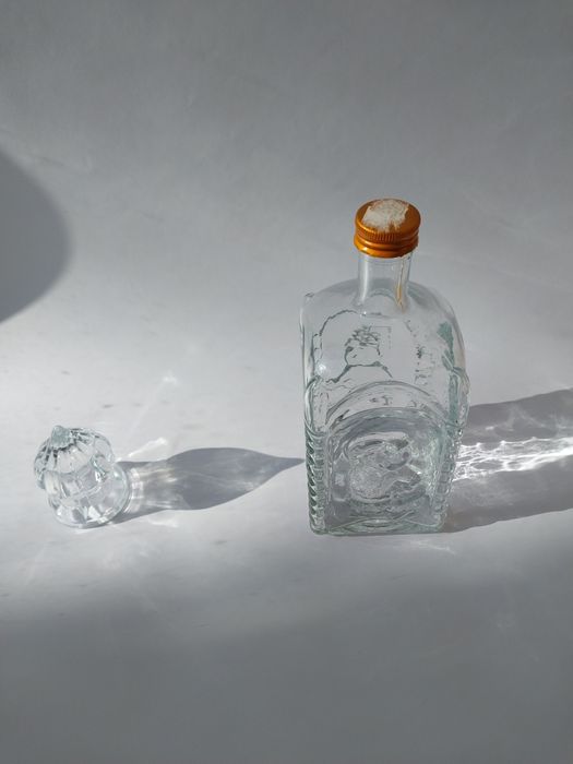 Штоф графин фігурна пляшка Церковка з танцюючим ведмедиком скло рельєф