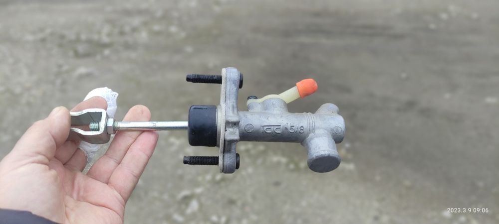 Головний тормозний циліндр