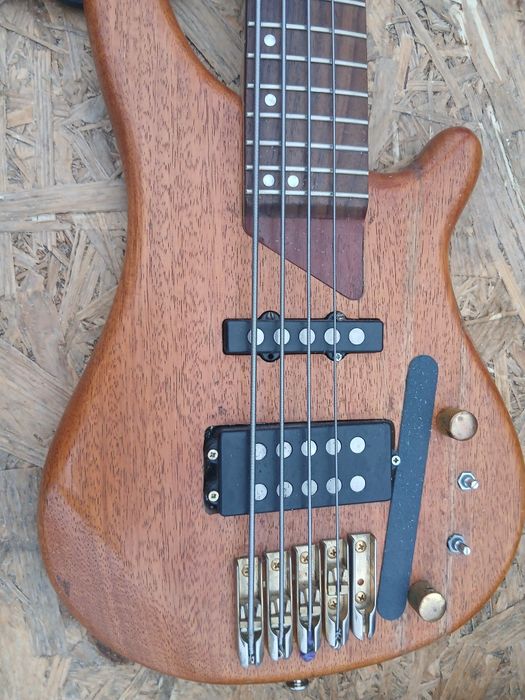 Бас гитара     .