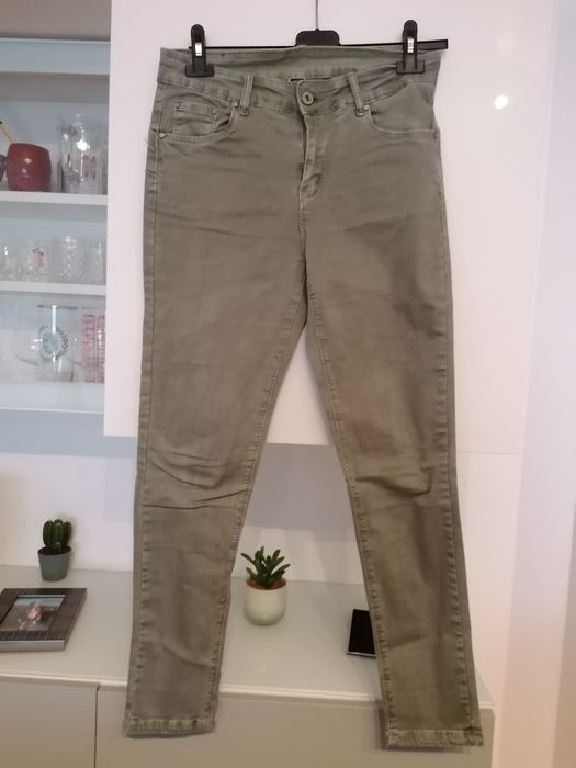 Calças elásticas skinny push up em caqui - tamanho L