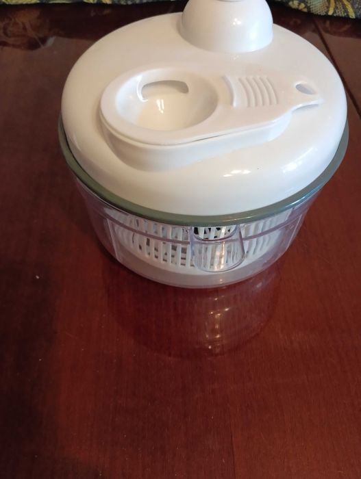 Ручний кухонний комбайн Cardinal. Працює без світла