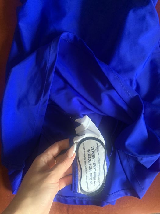 Новый спортивный купальник платье Joss синий / красная накидка