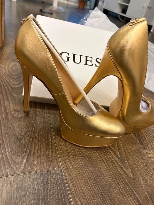 Nowe złote szpilki Guess r40