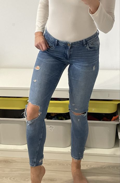 Spodnie jeansy z rozdarciami damskie Zara
