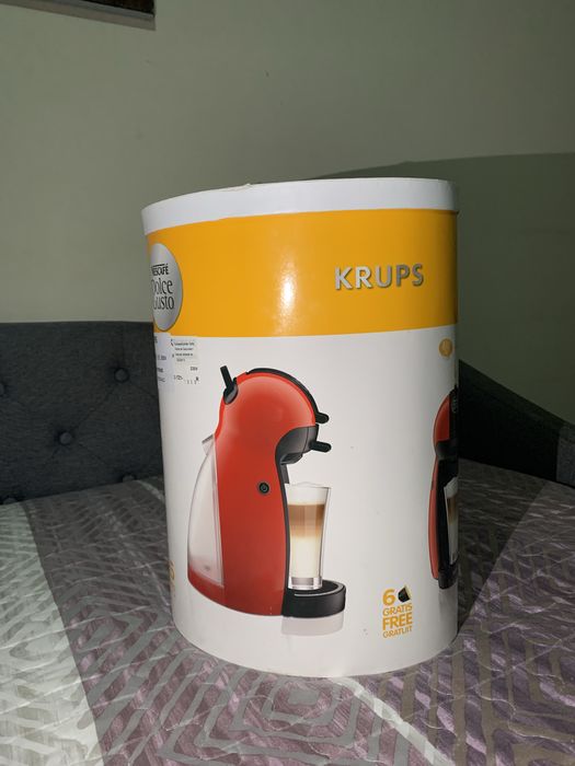 Máquina de café dolce gusto vermelha e preta