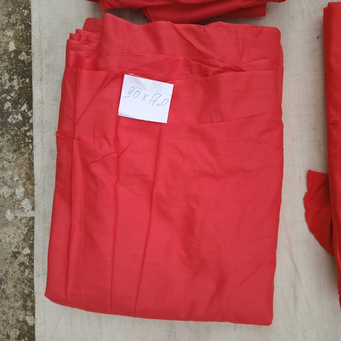 Ткань х/б красного цвета.