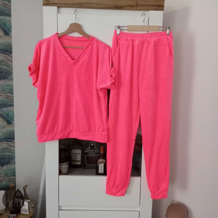 Dres z weluru bluza w serk z długimi spodniami , kolor neonowy róż