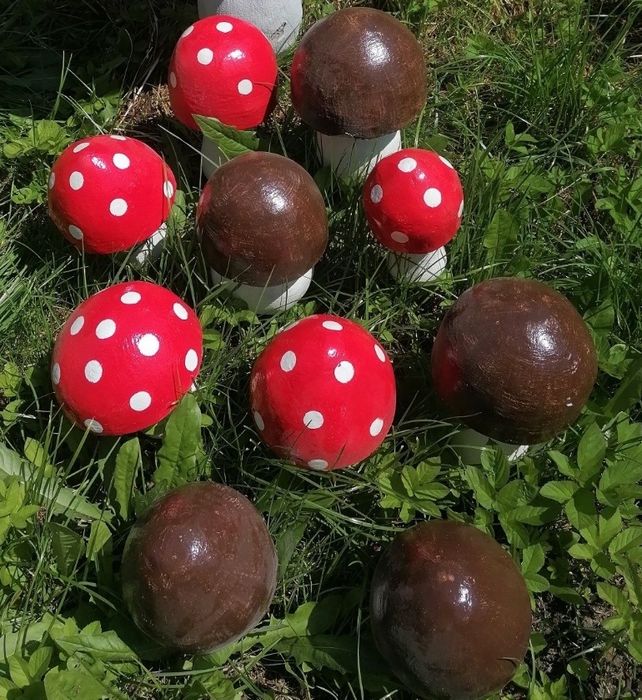 Grzyby muchomory-dekorcyjne różnej wielkości