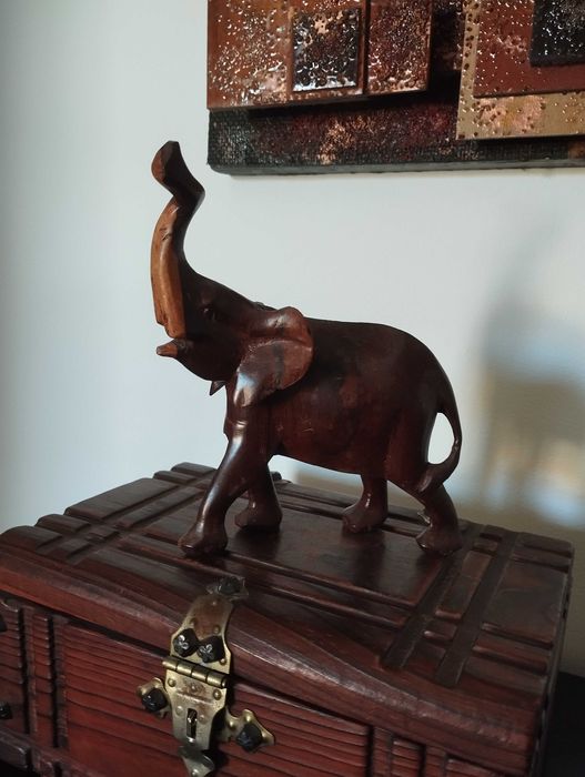 Estatueta de Elefante em Madeira Maciça