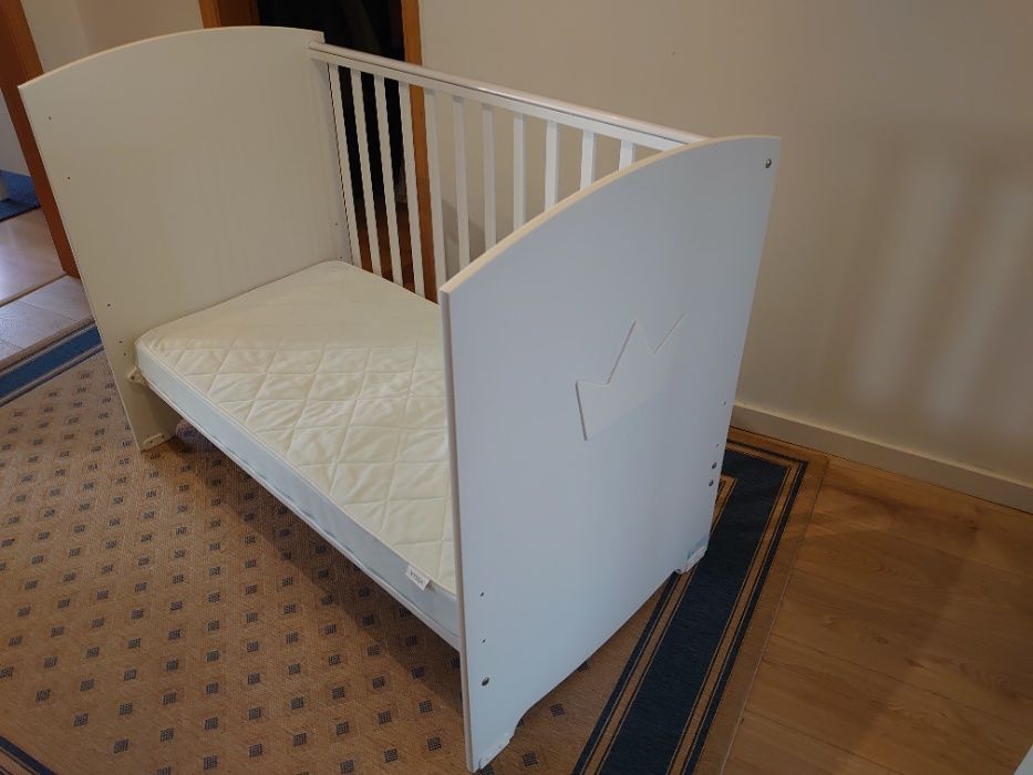 Berço / cama de grades branco de madeira, modelo New Crown