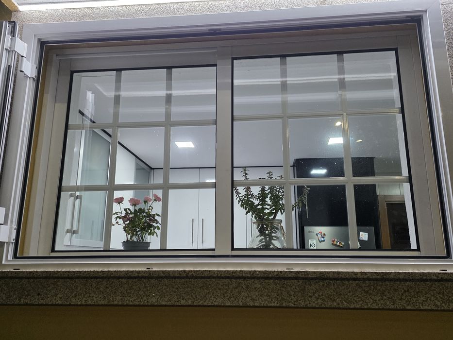 Porta de entrada e janela de alumínio correr