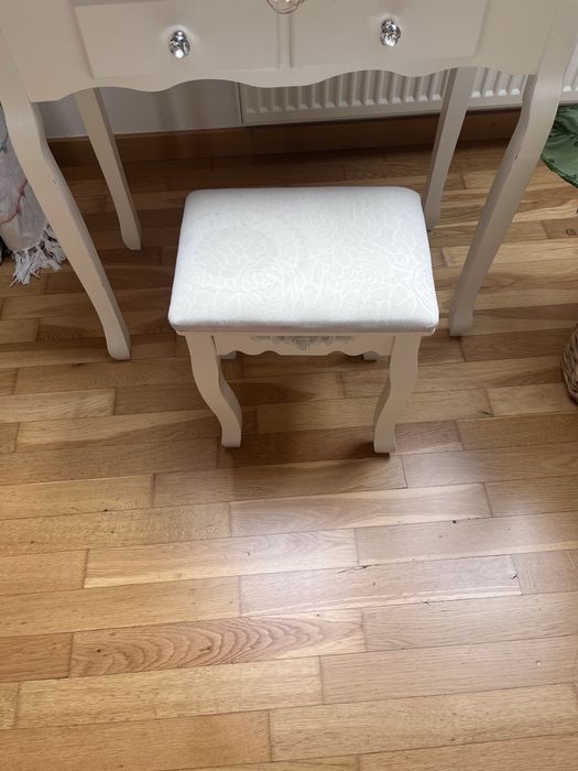 Toaletka biala dla nastolatki