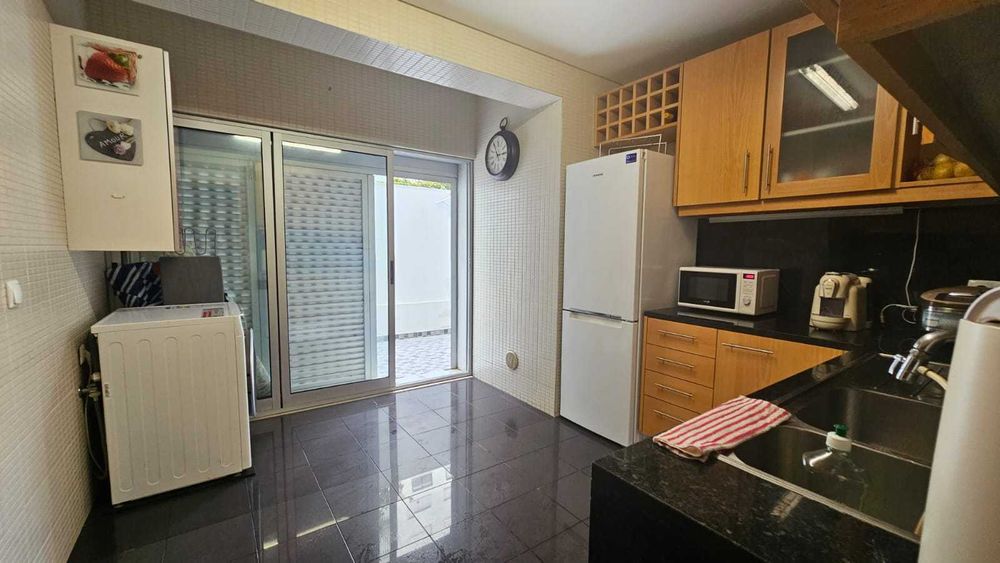 Um fantástico quarto na 147 m² duplex localizado na Parques das Nações