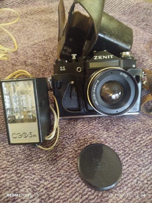 Фотоапарат ZENIT 11 з об'єктивом HELIOS-44M-4 та спалах СЭФ-3М