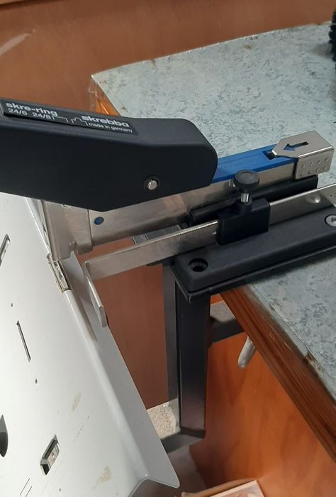 Agrafador de lombadas alemão