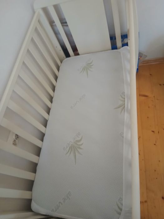 Дитяче ліжечко з маятниками