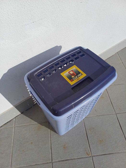 Cesto de plástico azul Curver com tampa – funcional e espaçoso
