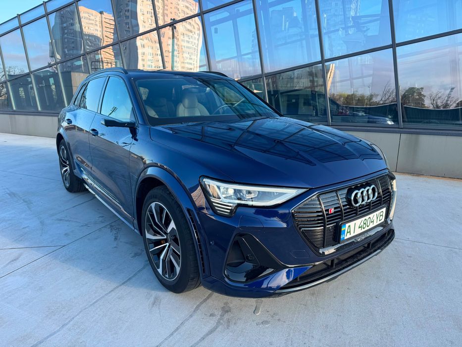 Аudi e-tron S 370 2022 року