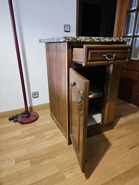 Pequeno móvel de cozinha em perfeito estado