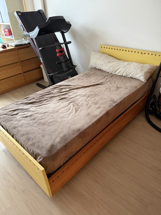 Cama com gavetas madeira + amarelo
