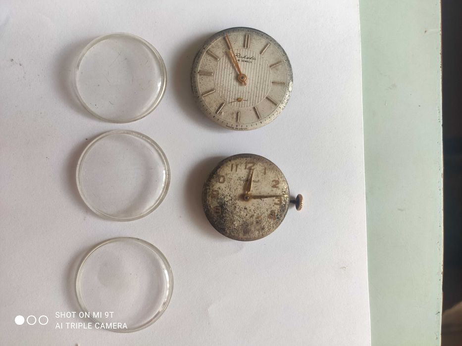 Часовые механизмы из золотых корпусов с золотыми заводными головками.