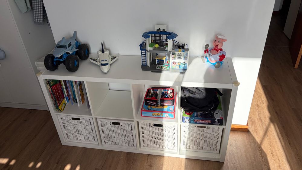 Estante Kallax do Ikea com 4 cestos do Ikea