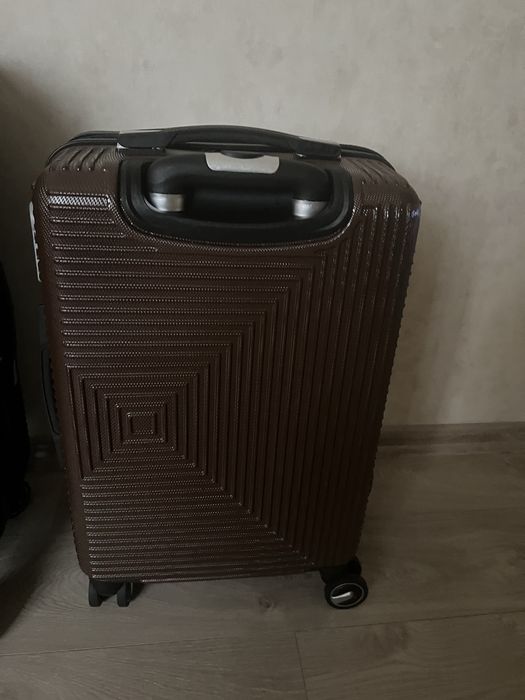 Продам чемоданы новые