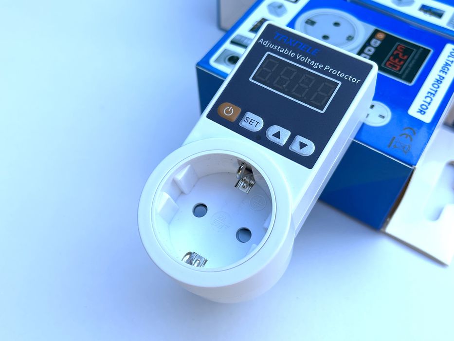 Реле напряжения в розетку 220В отсекатель Дисплей