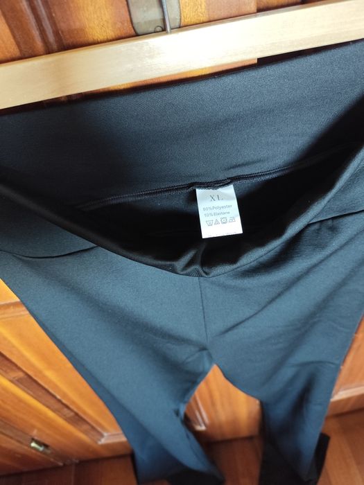 Legins pretas á boca de sino com pêlo