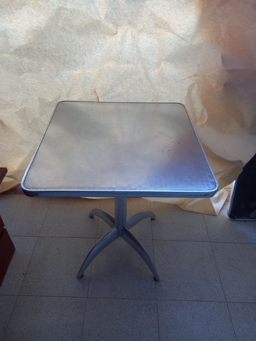 Vende 4 mesas,.2 pequena e 2 grandes por 30€