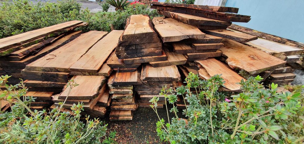 Pranchas de madeira em bruto