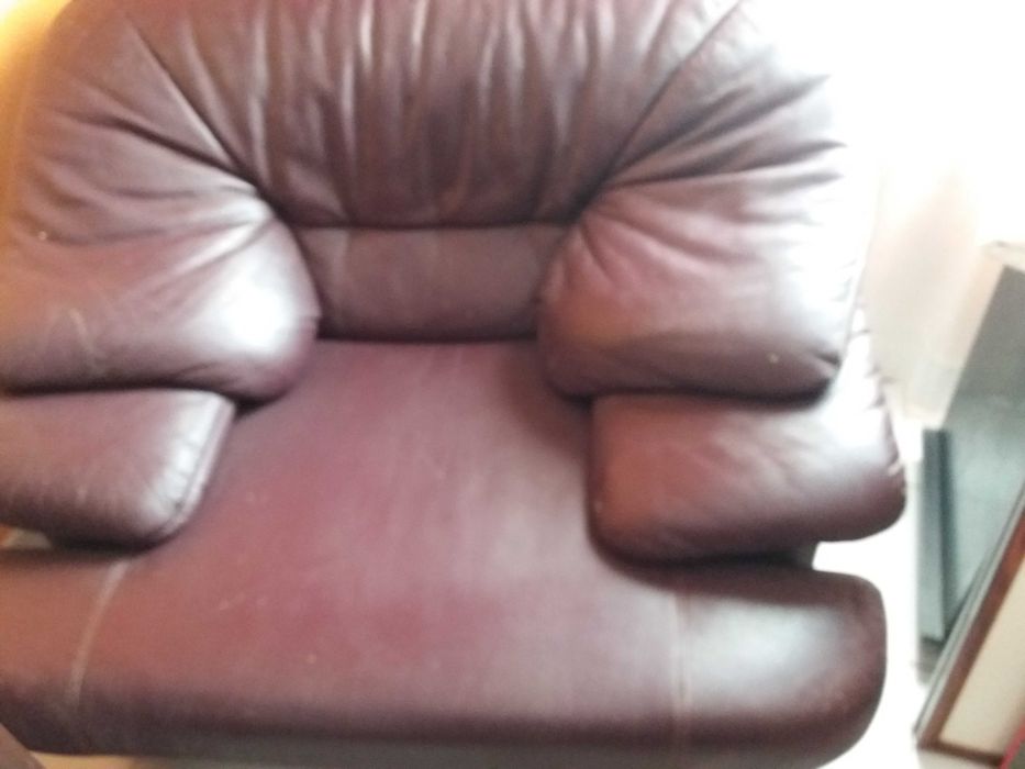 Sofá cama em pele c/colchao e poltrona