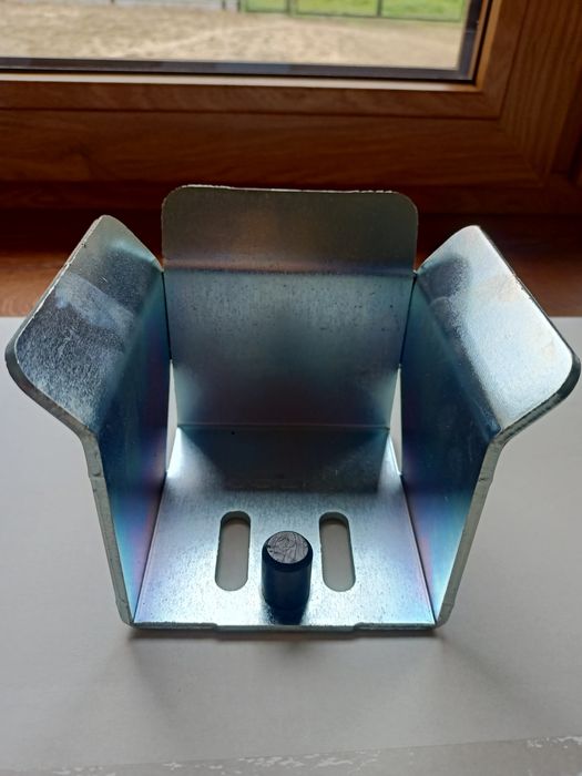 Uchwyt najazdowy do bramy przesuwnej