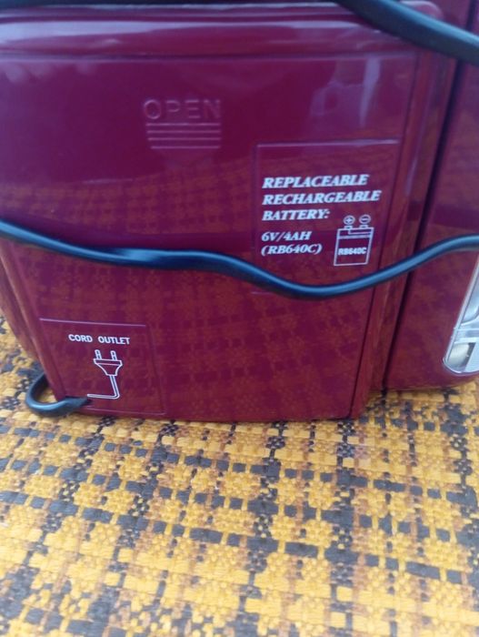 перезаряжаемый фонарь с AM/FM-радиоприемником Nova H4-782.