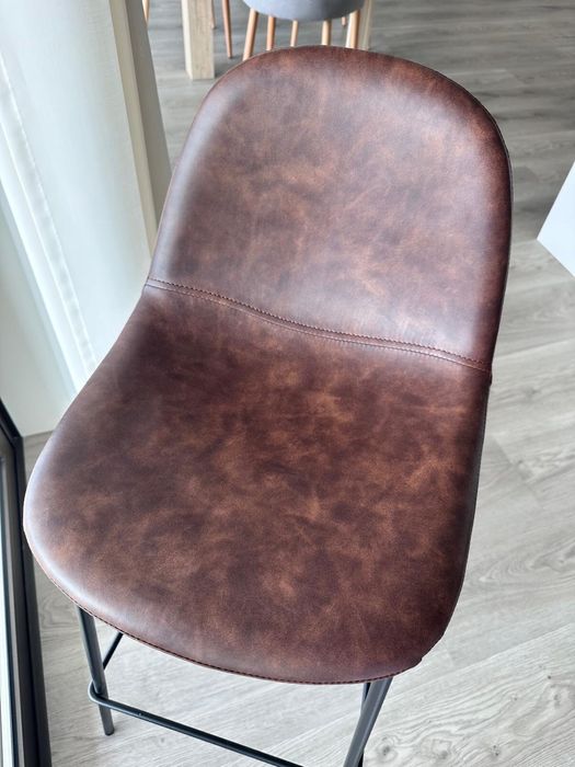 Cadeiras altas em pele castanha