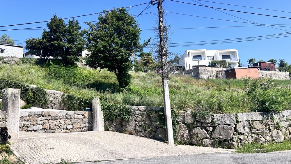 TERRENO Para Construçao ( LAMOSO - PAÇOS DE FERREIRA ) Murado em Pedra