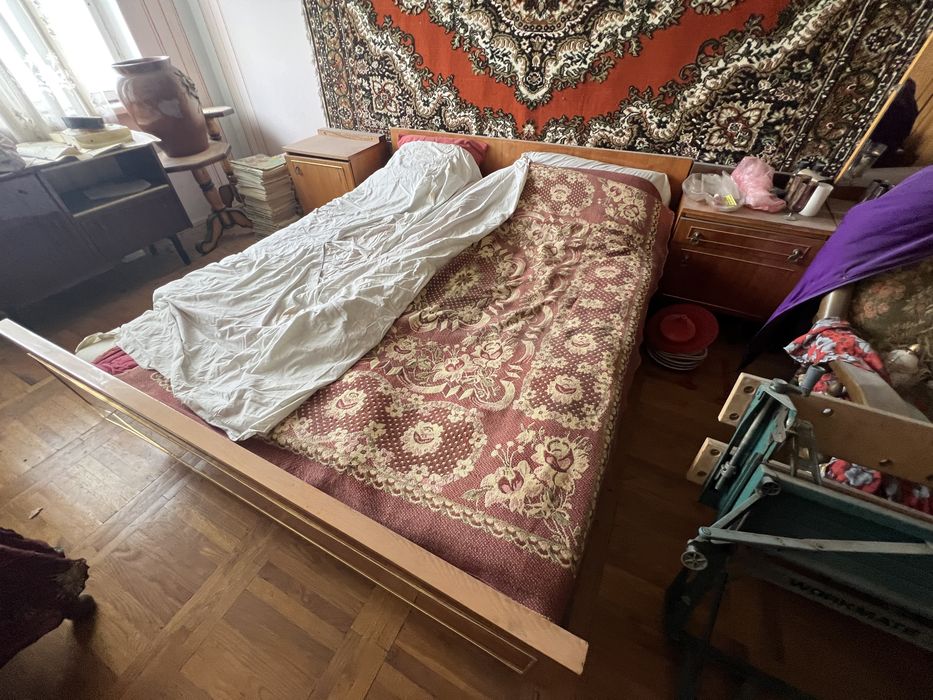 меблі (ліжко, шафи, тумби)