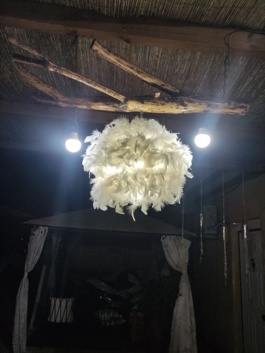 Luminária de penas.