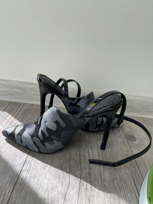 Камуфляжні босоніжки на підборах