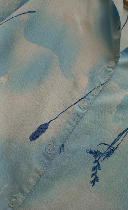 Niebieska koszula w kwiaty