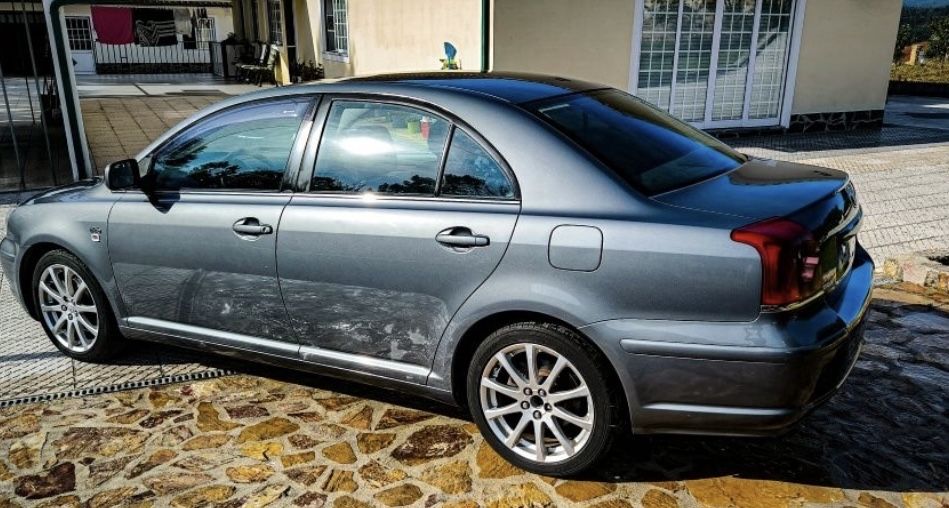 Toyota avensis full extras 185mil km nacional