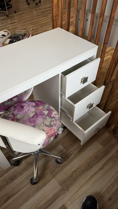 Стол для манікюру