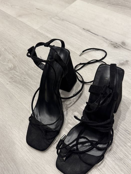 чорні босоніжки на підборах